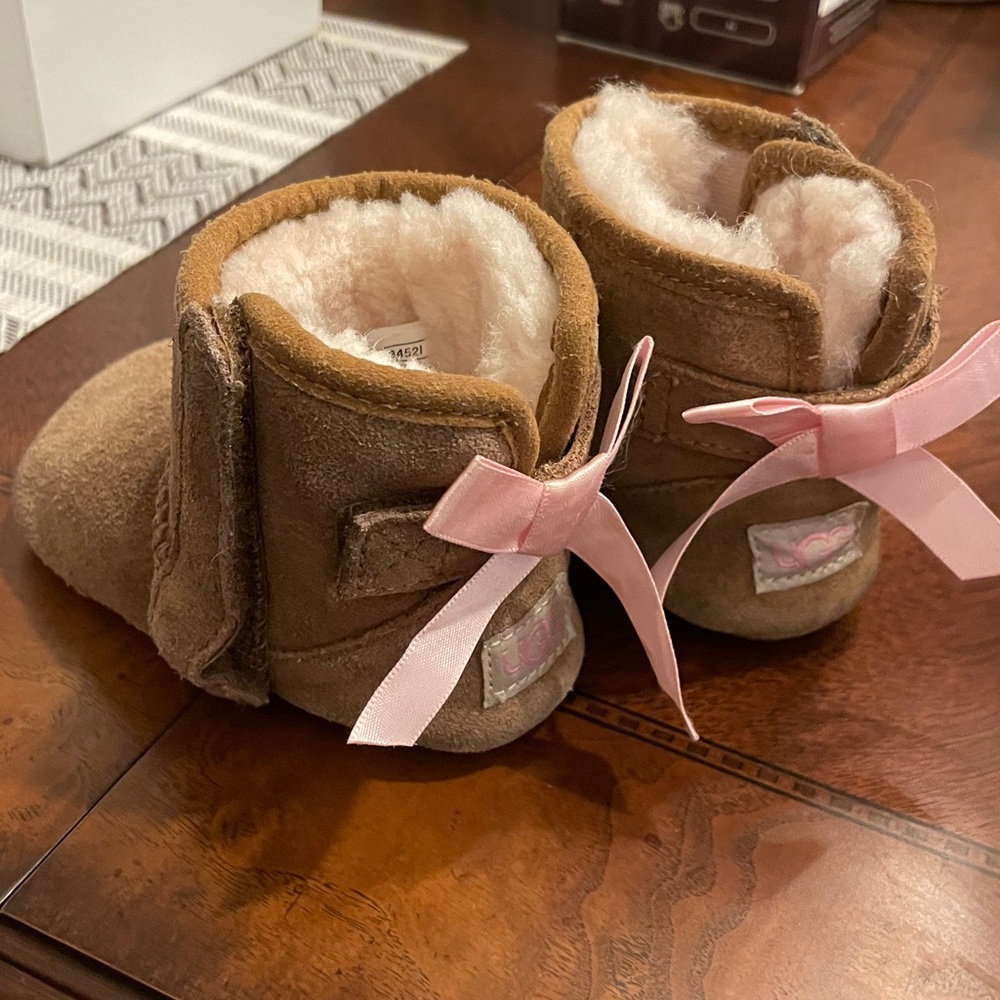 UGG infant Jesse Bow size 2/3